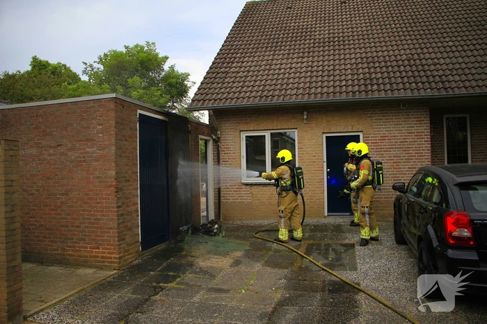 Brand in kliko slaat over op garagedeur