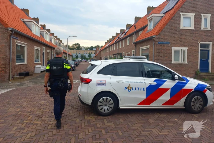 Agenten in kogelwerende vesten nemen wapens in beslag