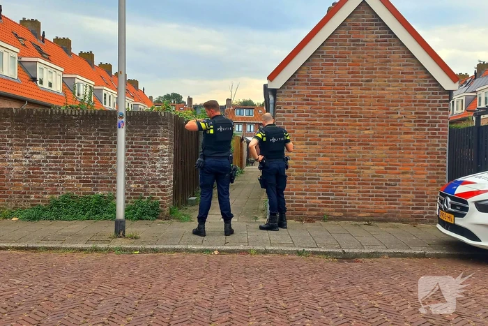 Agenten in kogelwerende vesten nemen wapens in beslag