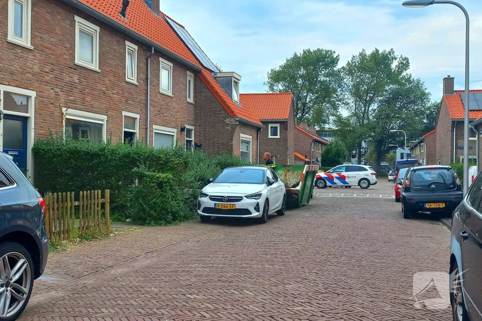Agenten in kogelwerende vesten nemen wapens in beslag