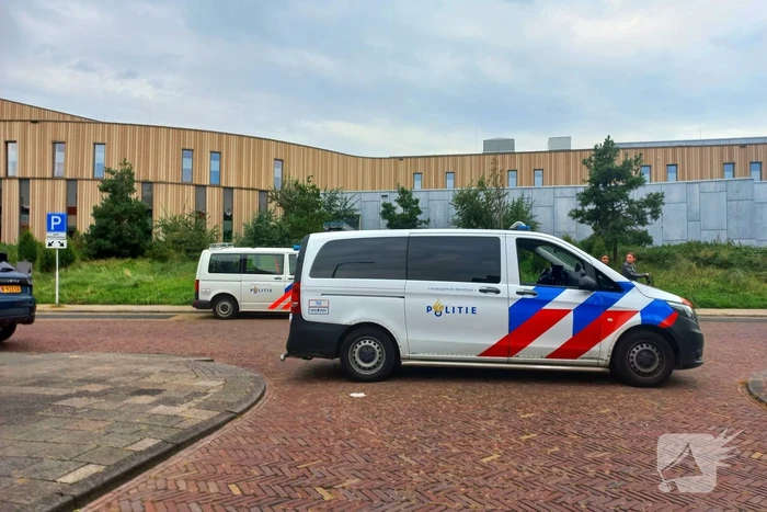 Agenten in kogelwerende vesten nemen wapens in beslag