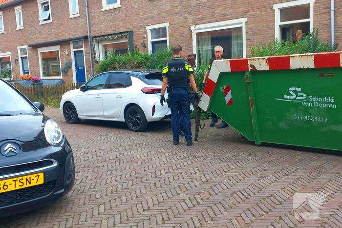 Agenten in kogelwerende vesten nemen wapens in beslag