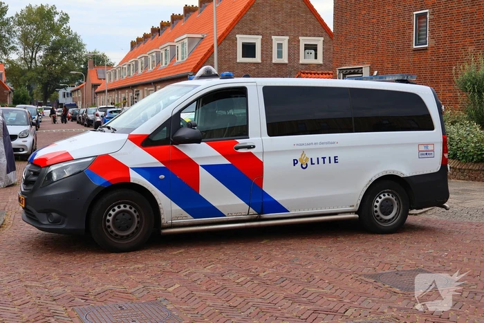 Agenten in kogelwerende vesten nemen wapens in beslag