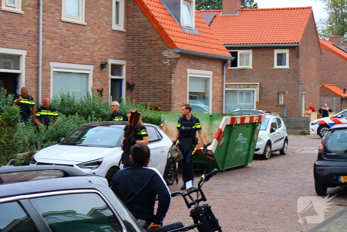 Agenten in kogelwerende vesten nemen wapens in beslag