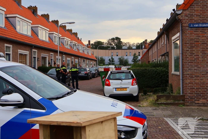 Agenten in kogelwerende vesten nemen wapens in beslag
