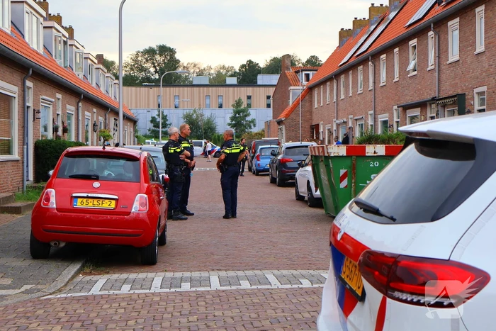 Agenten in kogelwerende vesten nemen wapens in beslag