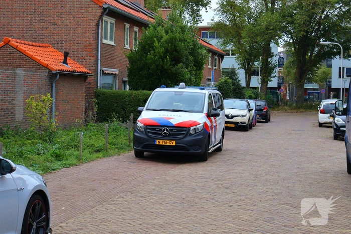 Agenten in kogelwerende vesten nemen wapens in beslag