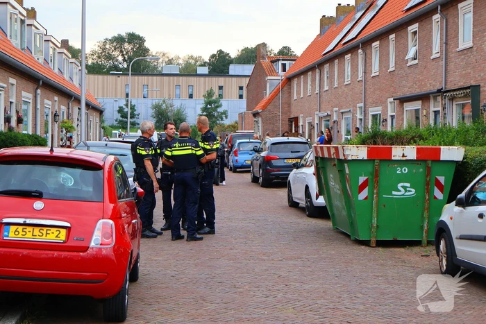 Agenten in kogelwerende vesten nemen wapens in beslag