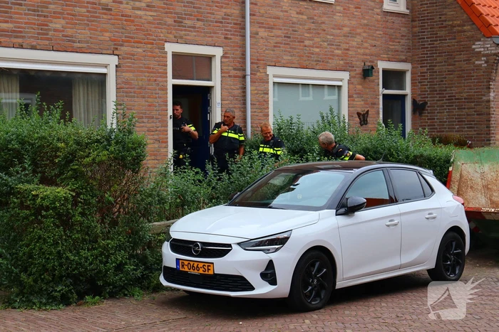 Agenten in kogelwerende vesten nemen wapens in beslag