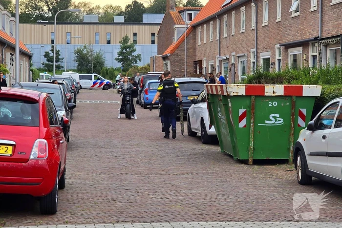 Agenten in kogelwerende vesten nemen wapens in beslag