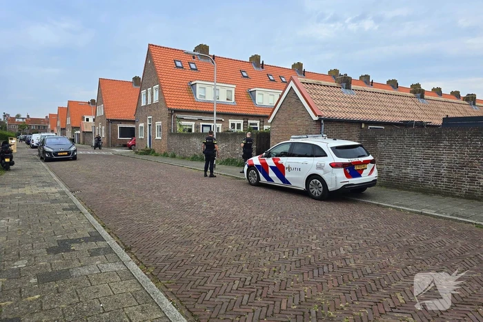 Agenten in kogelwerende vesten nemen wapens in beslag