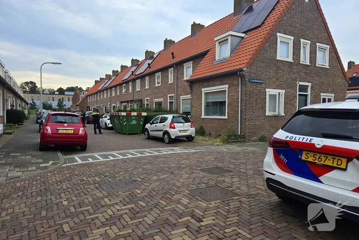 Agenten in kogelwerende vesten nemen wapens in beslag