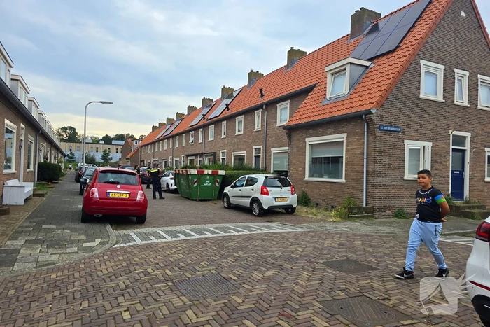 Agenten in kogelwerende vesten nemen wapens in beslag