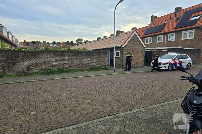 Agenten in kogelwerende vesten nemen wapens in beslag