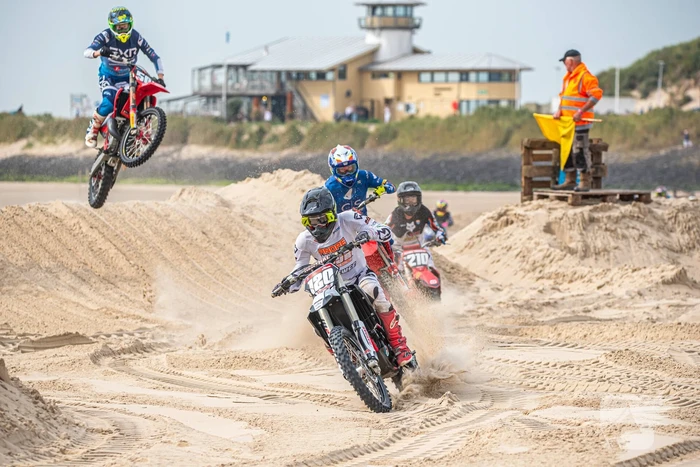 Duizenden toeschouwers bij 37e strandcross Vlissingen