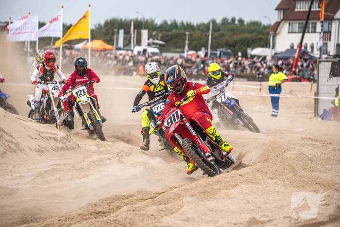 Duizenden toeschouwers bij 37e strandcross Vlissingen
