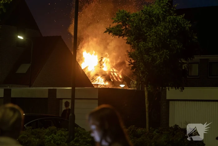 Dak ingestort bij zeer grote brand