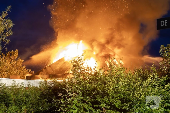Dak ingestort bij zeer grote brand