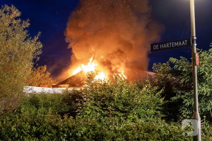 Dak ingestort bij zeer grote brand