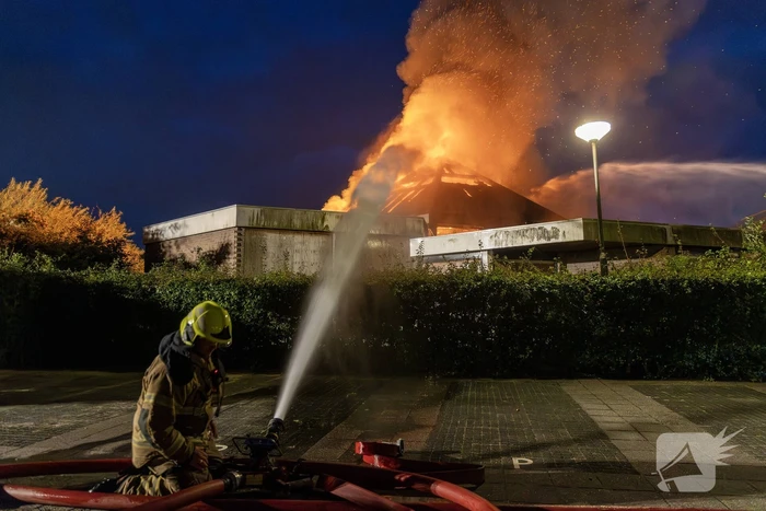 Dak ingestort bij zeer grote brand