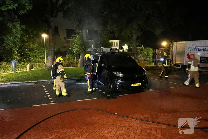 Hydraulisch gereedschap ingezet bij blussen voertuigbrand