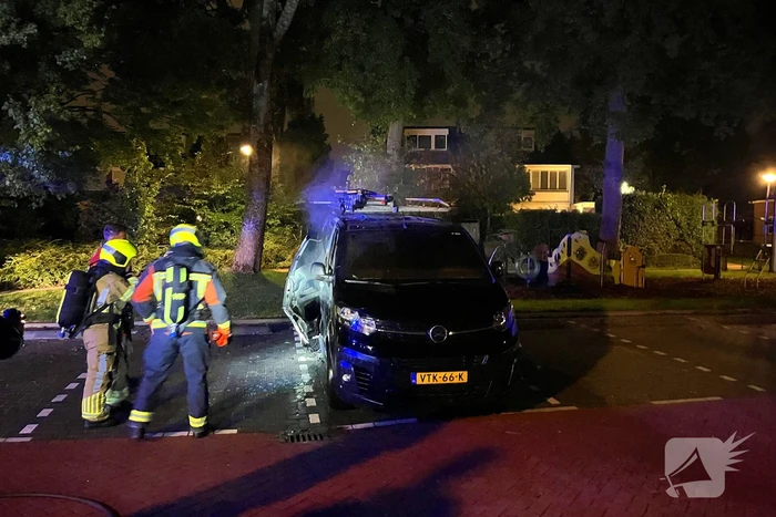 Hydraulisch gereedschap ingezet bij blussen voertuigbrand