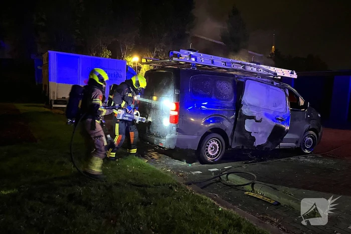 Hydraulisch gereedschap ingezet bij blussen voertuigbrand