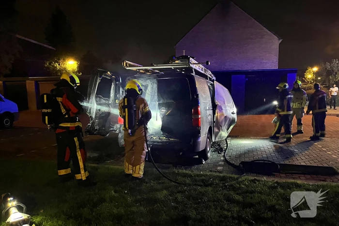 Hydraulisch gereedschap ingezet bij blussen voertuigbrand