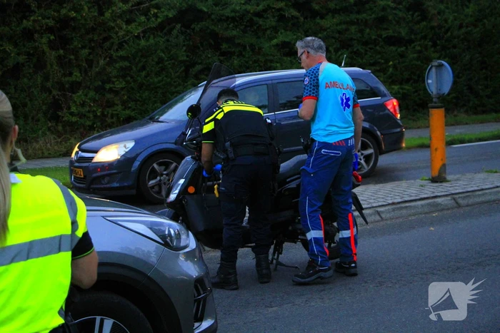 Scooterrijder gewond bij aanrijding op rotonde