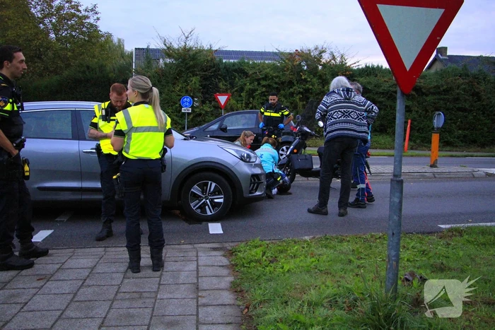 Scooterrijder gewond bij aanrijding op rotonde