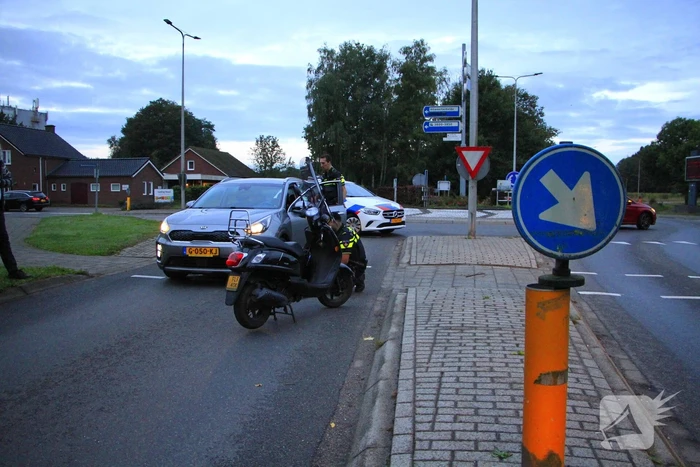 Scooterrijder gewond bij aanrijding op rotonde