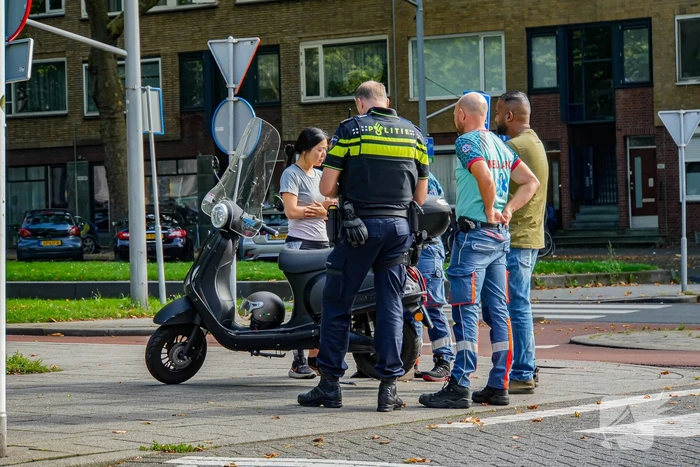 Taxichauffeur en scooterrijder in botsing