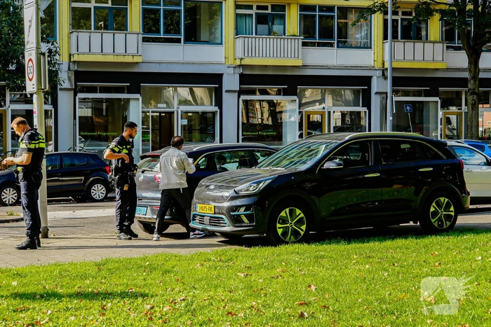 Taxichauffeur en scooterrijder in botsing