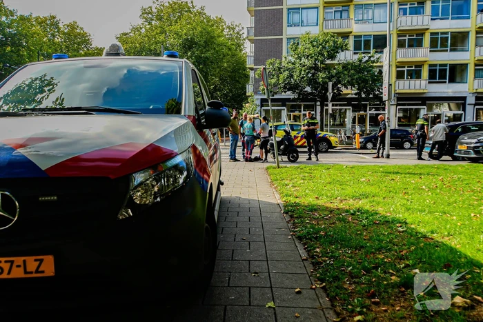 Taxichauffeur en scooterrijder in botsing