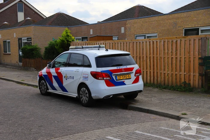Politie onderzoekt vernieling aan voordeur door vuurwerkbom