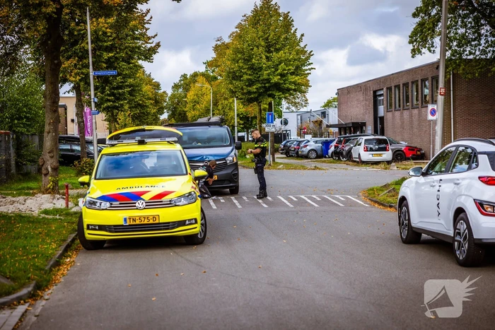 Ambulance vervoert gewonde na aanrijding