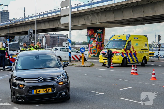 Veel schade na harde botsing op kruising