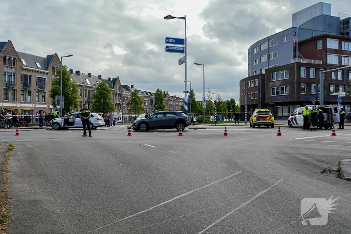 Veel schade na harde botsing op kruising
