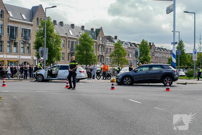 Veel schade na harde botsing op kruising