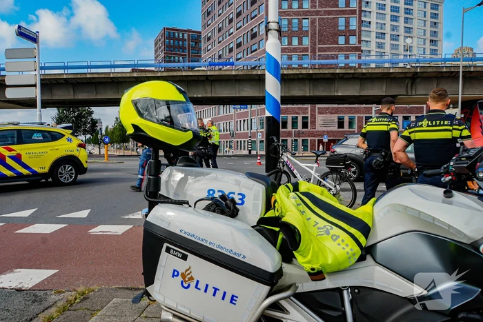 Veel schade na harde botsing op kruising