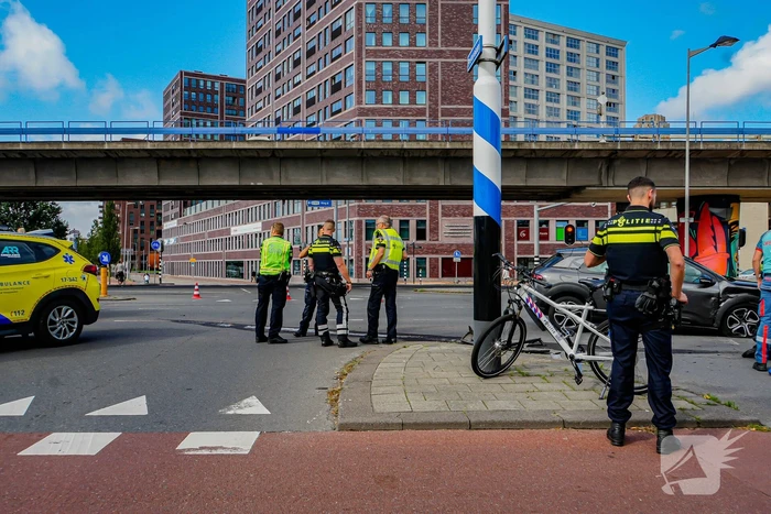 Veel schade na harde botsing op kruising