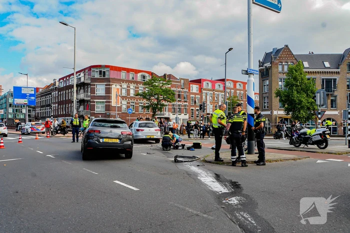 Veel schade na harde botsing op kruising