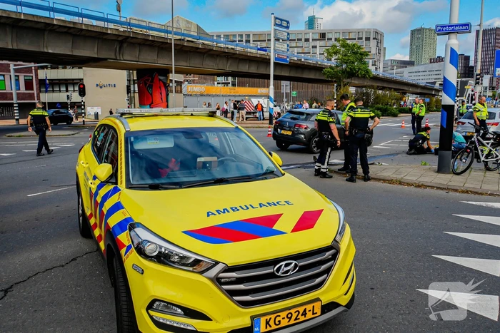 Veel schade na harde botsing op kruising