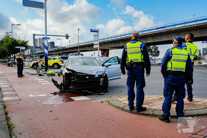 Veel schade na harde botsing op kruising