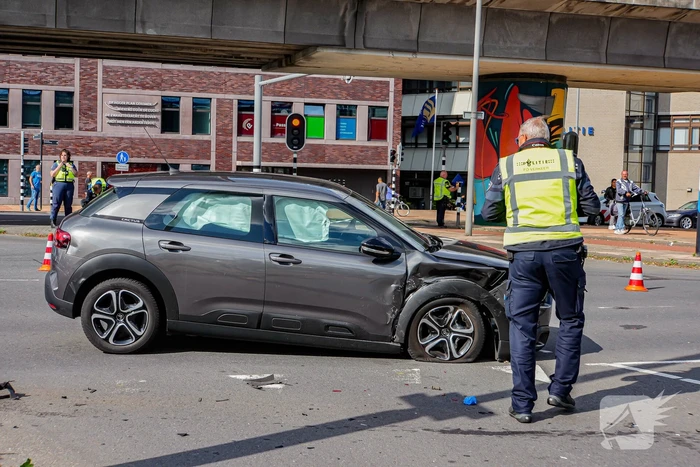 Veel schade na harde botsing op kruising