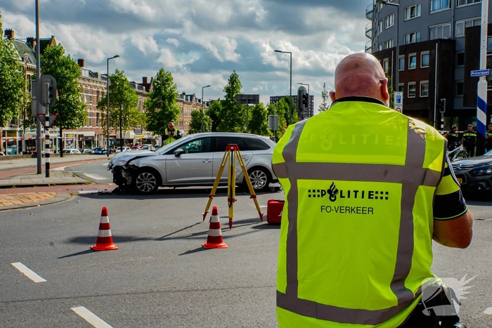 Veel schade na harde botsing op kruising
