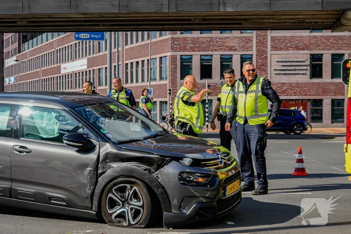 Veel schade na harde botsing op kruising