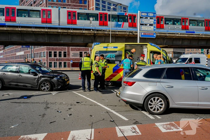 Veel schade na harde botsing op kruising