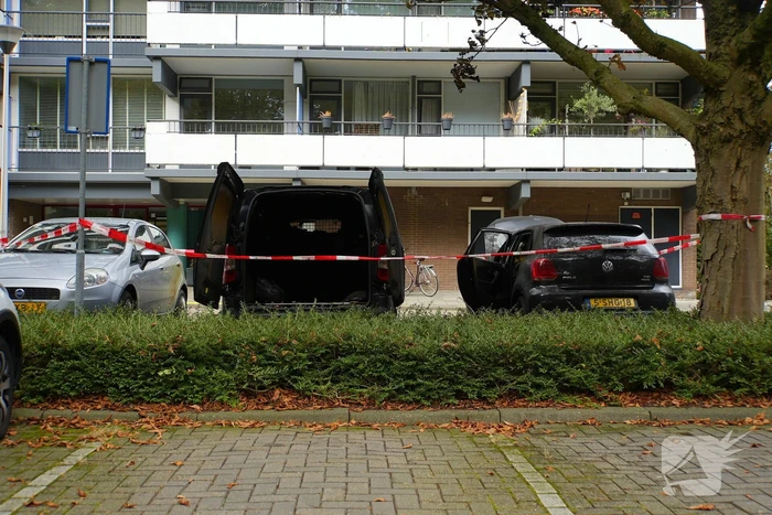 Politie doet onderzoek naar brand in geparkeerde voertuigen