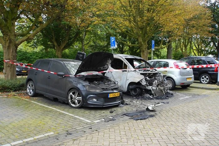 Politie doet onderzoek naar brand in geparkeerde voertuigen